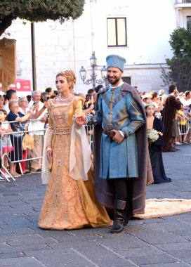 Teggiano, İtalya - 11 Ağustos 2024, Ortaçağ Festivali: Prenses Costanza ile masadaki herkes.