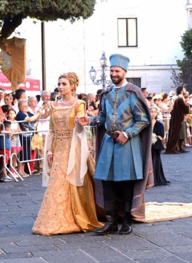 Teggiano, İtalya - 11 Ağustos 2024, Ortaçağ Festivali: Prenses Costanza ile masadaki herkes.