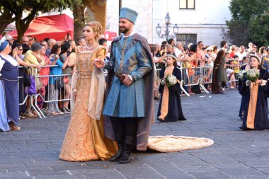 Teggiano, İtalya - 11 Ağustos 2024, Ortaçağ Festivali: Prenses Costanza ile masadaki herkes.