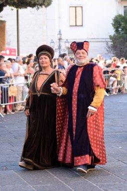 Teggiano, İtalya - 11 Ağustos 2024, Ortaçağ Festivali: Prenses Costanza ile masadaki herkes.