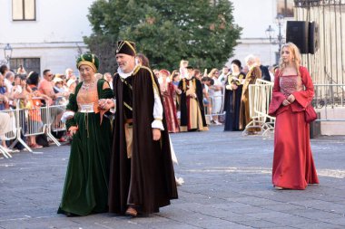 Teggiano, İtalya - 11 Ağustos 2024, Ortaçağ Festivali: Prenses Costanza ile masadaki herkes.