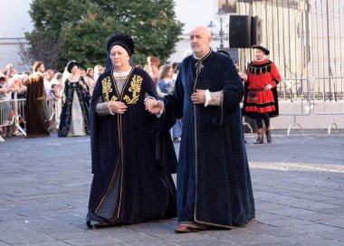 Teggiano, İtalya - 11 Ağustos 2024, Ortaçağ Festivali: Prenses Costanza ile masadaki herkes.