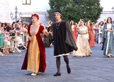 Teggiano, İtalya - 11 Ağustos 2024, Ortaçağ Festivali: Prenses Costanza ile masadaki herkes.