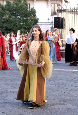 Teggiano, İtalya - 11 Ağustos 2024, Ortaçağ Festivali: Prenses Costanza ile masadaki herkes.