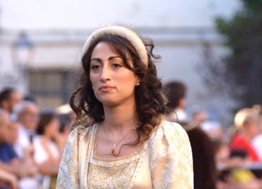 Teggiano, İtalya - 11 Ağustos 2024, Ortaçağ Festivali: Prenses Costanza ile masadaki herkes.