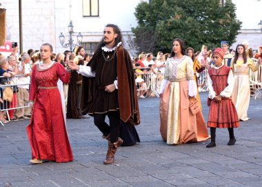 Teggiano, İtalya - 11 Ağustos 2024, Ortaçağ Festivali: Prenses Costanza ile masadaki herkes.