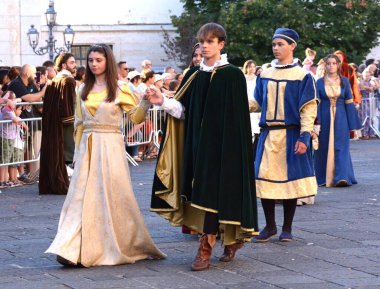 Teggiano, İtalya - 11 Ağustos 2024, Ortaçağ Festivali: Prenses Costanza ile masadaki herkes.