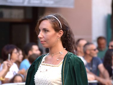 Teggiano, İtalya - 11 Ağustos 2024, Ortaçağ Festivali: Prenses Costanza ile masadaki herkes.