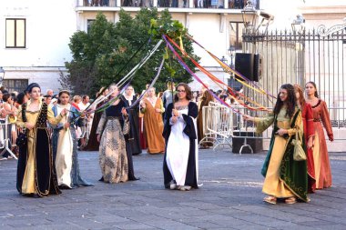 Teggiano, İtalya - 11 Ağustos 2024, Ortaçağ Festivali: Prenses Costanza ile masadaki herkes.