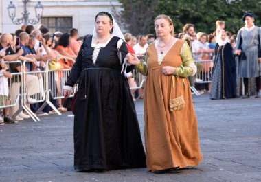 Teggiano, İtalya - 11 Ağustos 2024, Ortaçağ Festivali: Prenses Costanza ile masadaki herkes.