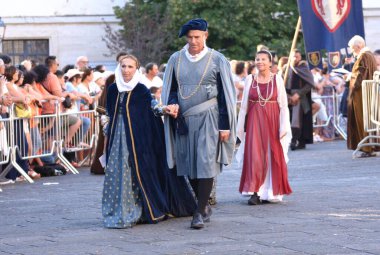 Teggiano, İtalya - 11 Ağustos 2024, Ortaçağ Festivali: Prenses Costanza ile masadaki herkes.