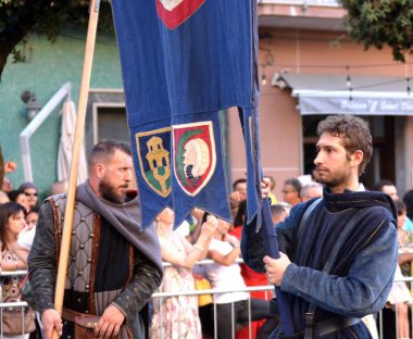 Teggiano, İtalya - 11 Ağustos 2024, Ortaçağ Festivali: Prenses Costanza ile masadaki herkes.