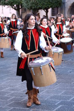 Teggiano, İtalya - 11 Ağustos 2024, Ortaçağ Festivali: Prenses Costanza ile masadaki herkes.