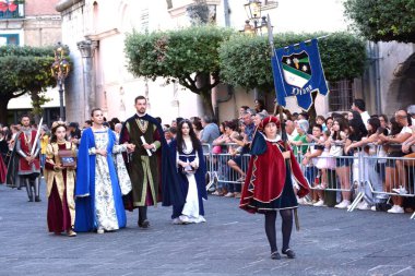 Teggiano, İtalya - 11 Ağustos 2024, Ortaçağ Festivali: Prenses Costanza ile masadaki herkes.