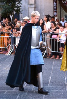 Teggiano, İtalya - 11 Ağustos 2024, Ortaçağ Festivali: Prenses Costanza ile masadaki herkes.