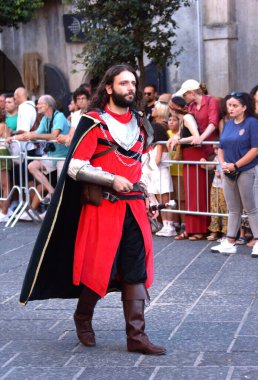 Teggiano, İtalya - 11 Ağustos 2024, Ortaçağ Festivali: Prenses Costanza ile masadaki herkes.