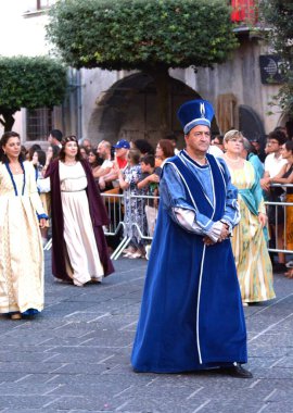 Teggiano, İtalya - 11 Ağustos 2024, Ortaçağ Festivali: Prenses Costanza ile masadaki herkes.