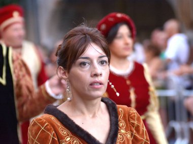 Teggiano, İtalya - 11 Ağustos 2024, Ortaçağ Festivali: Prenses Costanza ile masadaki herkes.