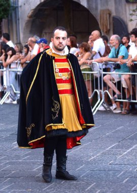 Teggiano, İtalya - 11 Ağustos 2024, Ortaçağ Festivali: Prenses Costanza ile masadaki herkes.