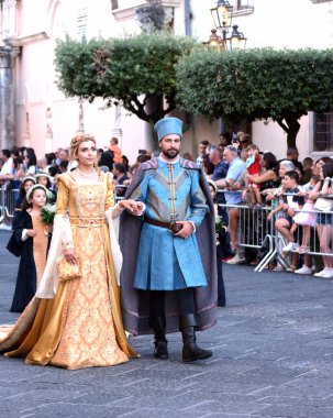 Teggiano, İtalya - 11 Ağustos 2024, Ortaçağ Festivali: Prenses Costanza ile masadaki herkes.