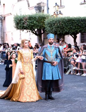 Teggiano, İtalya - 11 Ağustos 2024, Ortaçağ Festivali: Prenses Costanza ile masadaki herkes.