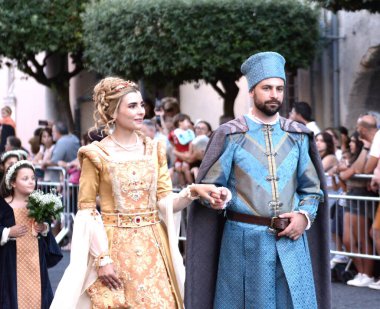 Teggiano, İtalya - 11 Ağustos 2024, Ortaçağ Festivali: Prenses Costanza ile masadaki herkes.