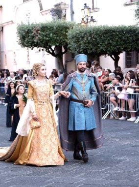 Teggiano, İtalya - 11 Ağustos 2024, Ortaçağ Festivali: Prenses Costanza ile masadaki herkes.