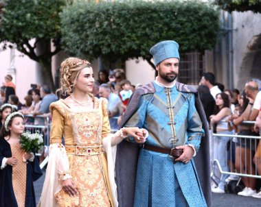 Teggiano, İtalya - 11 Ağustos 2024, Ortaçağ Festivali: Prenses Costanza ile masadaki herkes.