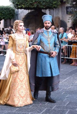 Teggiano, İtalya - 11 Ağustos 2024, Ortaçağ Festivali: Prenses Costanza ile masadaki herkes.