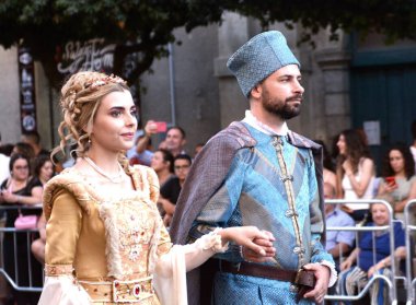 Teggiano, İtalya - 11 Ağustos 2024, Ortaçağ Festivali: Prenses Costanza ile masadaki herkes.