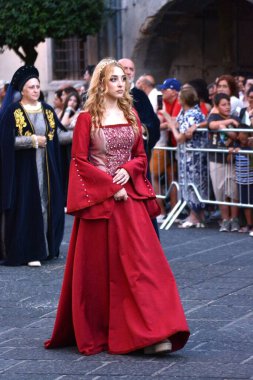 Teggiano, İtalya - 11 Ağustos 2024, Ortaçağ Festivali: Prenses Costanza ile masadaki herkes.