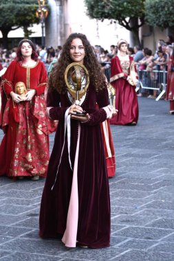 Teggiano, İtalya - 11 Ağustos 2024, Ortaçağ Festivali: Prenses Costanza ile masadaki herkes.