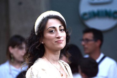 Teggiano, İtalya - 11 Ağustos 2024, Ortaçağ Festivali: Prenses Costanza ile masadaki herkes.