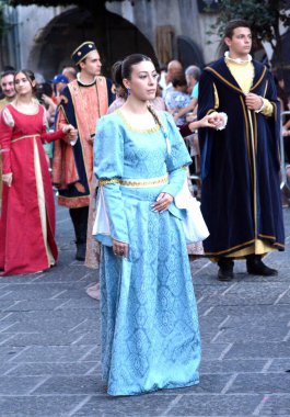 Teggiano, İtalya - 11 Ağustos 2024, Ortaçağ Festivali: Prenses Costanza ile masadaki herkes.