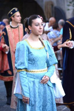 Teggiano, İtalya - 11 Ağustos 2024, Ortaçağ Festivali: Prenses Costanza ile masadaki herkes.