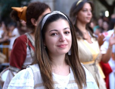 Teggiano, İtalya - 11 Ağustos 2024, Ortaçağ Festivali: Prenses Costanza ile masadaki herkes.