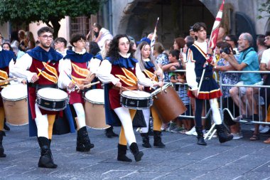 Teggiano, İtalya - 11 Ağustos 2024, Ortaçağ Festivali: Prenses Costanza ile masadaki herkes.