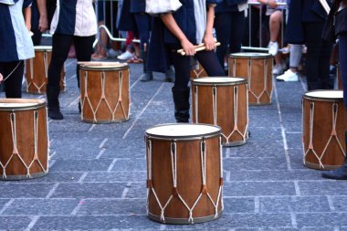 Teggiano, İtalya - 11 Ağustos 2024, Ortaçağ Festivali: Prenses Costanza ile masadaki herkes.