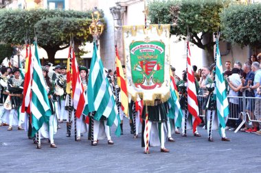 Teggiano, İtalya - 11 Ağustos 2024, Ortaçağ Festivali: Prenses Costanza ile masadaki herkes.