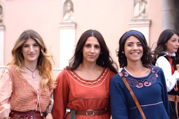 Teggiano, İtalya - 11 Ağustos 2024, Ortaçağ Festivali: Prenses Costanza ile masadaki herkes.