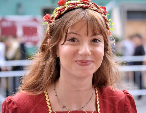 Teggiano, İtalya - 11 Ağustos 2024, Ortaçağ Festivali: Prenses Costanza ile masadaki herkes.