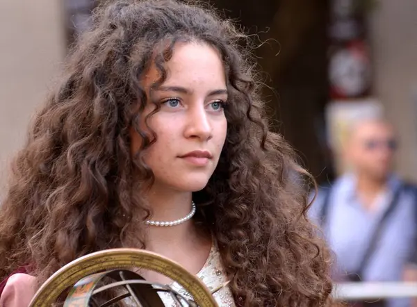 Teggiano, İtalya - 11 Ağustos 2024, Ortaçağ Festivali: Prenses Costanza ile masadaki herkes.