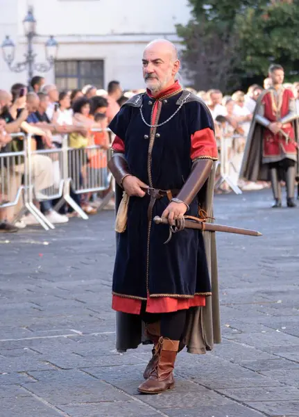 Teggiano, İtalya - 11 Ağustos 2024, Ortaçağ Festivali: Prenses Costanza ile masadaki herkes.