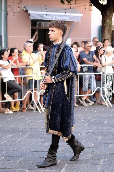 Teggiano, İtalya - 11 Ağustos 2024, Ortaçağ Festivali: Prenses Costanza ile masadaki herkes.