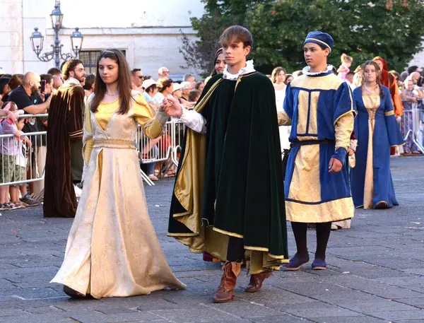 Teggiano, İtalya - 11 Ağustos 2024, Ortaçağ Festivali: Prenses Costanza ile masadaki herkes.