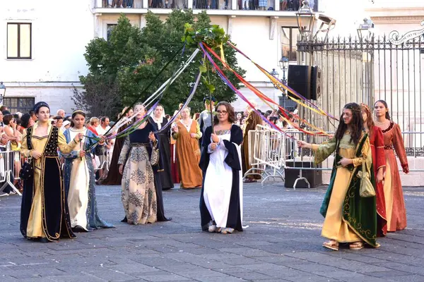 Teggiano, İtalya - 11 Ağustos 2024, Ortaçağ Festivali: Prenses Costanza ile masadaki herkes.