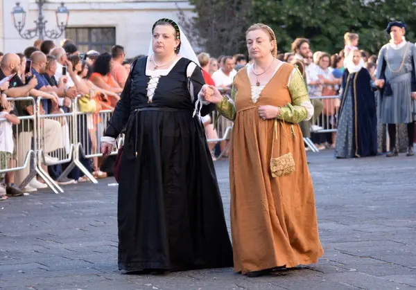 Teggiano, İtalya - 11 Ağustos 2024, Ortaçağ Festivali: Prenses Costanza ile masadaki herkes.