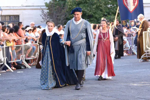 Teggiano, İtalya - 11 Ağustos 2024, Ortaçağ Festivali: Prenses Costanza ile masadaki herkes.