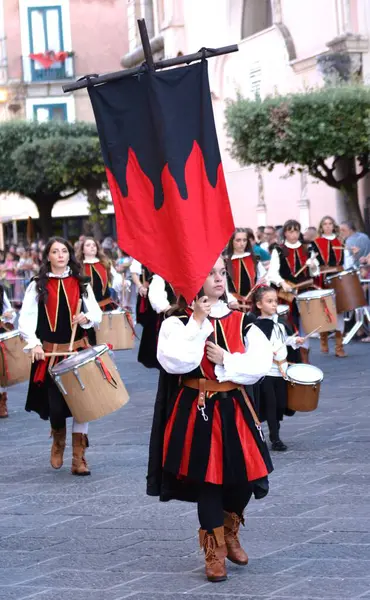 Teggiano, İtalya - 11 Ağustos 2024, Ortaçağ Festivali: Prenses Costanza ile masadaki herkes.