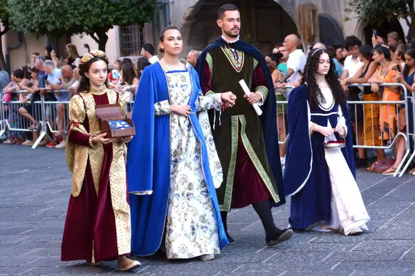 Teggiano, İtalya - 11 Ağustos 2024, Ortaçağ Festivali: Prenses Costanza ile masadaki herkes.